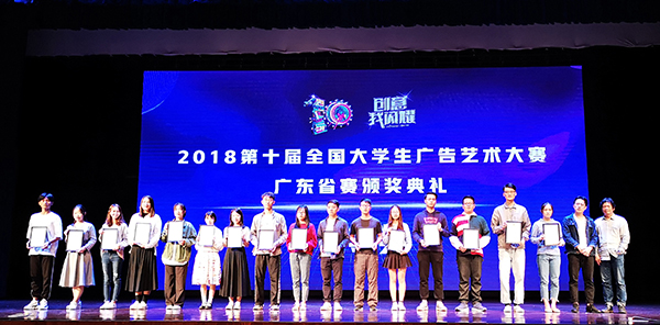 学生颁发一等奖的照ç?-1.jpg 学生颁发一等奖的照ç?-1.jpg